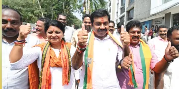 ആര്‍സി ബീന, കരമന അജിത്ത് എന്നിവര്‍ പ്രവര്‍ത്തകര്‍ക്കൊപ്പം