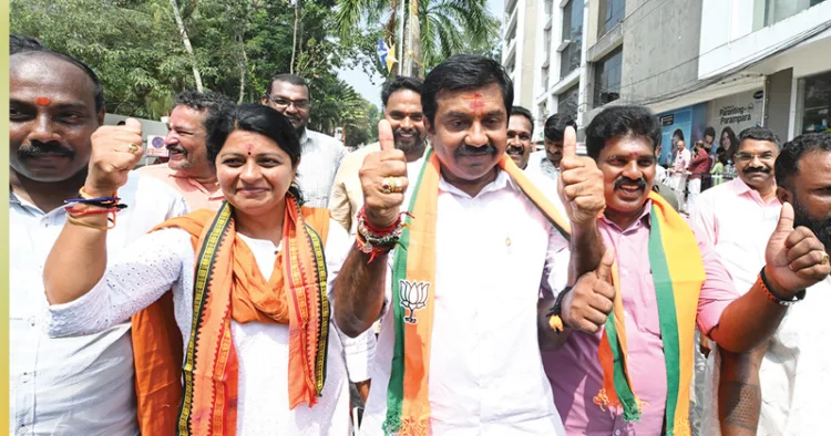 ആര്‍സി ബീന, കരമന അജിത്ത് എന്നിവര്‍ പ്രവര്‍ത്തകര്‍ക്കൊപ്പം