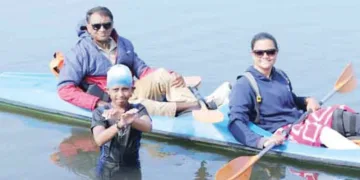 വേമ്പനാട്ടുകായല്‍ നീന്തിക്കടന്നശേഷം വള്ളത്തിനരുകില്‍ കാശിനാഥും കോച്ച് ബിജു തങ്കപ്പനും