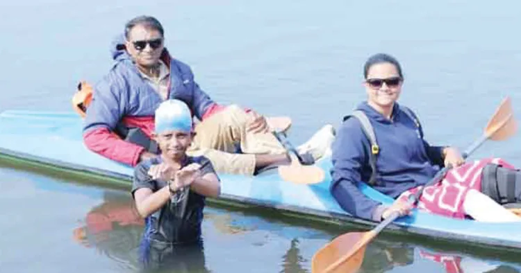 വേമ്പനാട്ടുകായല്‍ നീന്തിക്കടന്നശേഷം വള്ളത്തിനരുകില്‍ കാശിനാഥും കോച്ച് ബിജു തങ്കപ്പനും