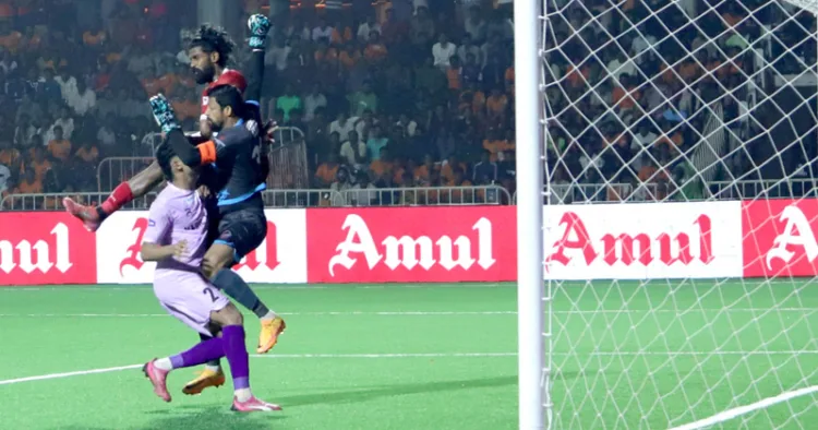 തൃശൂര്‍ മാജിക് എഫ്സി കണ്ണൂര്‍ വാരിയേഴ്സ് പോരാട്ടത്തില്‍ നിന്ന്‌