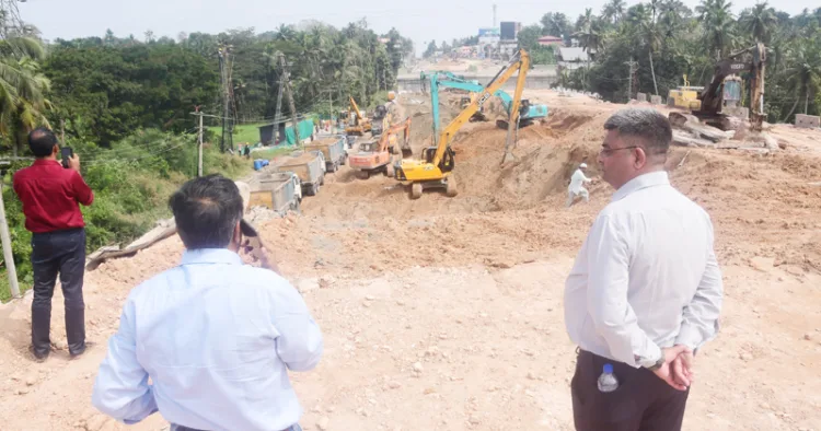 കൊല്ലം കൊട്ടിയത്ത് ദേശീയപാതയുടെ പാര്‍ശ്വഭിത്തി ഇടിഞ്ഞ സ്ഥലത്ത് ദേശീയ പാത അതോറിറ്റിയുടെ വിദഗ്ധ സംഘം പരിശോധനക്കെത്തിയപ്പോള്‍