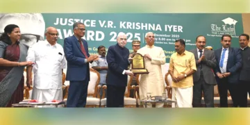 ജസ്റ്റിസ് വി.ആര്‍.കൃഷ്ണയ്യര്‍ പുരസ്‌കാരം മുന്‍ സുപ്രീം കോടതി ചീഫ് ജസ്റ്റിസ് പി.സദാശിവത്തിന് ഗവര്‍ണര്‍ രാജേന്ദ്ര വിശ്വനാഥ് ആര്‍ലേക്കര്‍ സമ്മാനിക്കുന്നു