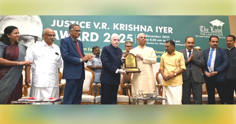 ജസ്റ്റിസ് വി.ആര്‍.കൃഷ്ണയ്യര്‍ പുരസ്‌കാരം മുന്‍ സുപ്രീം കോടതി ചീഫ് ജസ്റ്റിസ് പി.സദാശിവത്തിന് ഗവര്‍ണര്‍ രാജേന്ദ്ര വിശ്വനാഥ് ആര്‍ലേക്കര്‍ സമ്മാനിക്കുന്നു