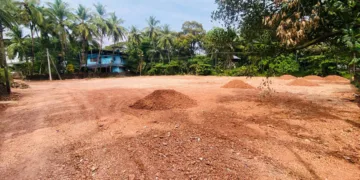 പഴയങ്ങാടി റെയില്‍വ്വേ സ്റ്റേഷനും പ്രതിഭാ ടാക്കീസിനും ഇടയിലുള്ള തണ്ണീര്‍തടം നികത്തുന്നു