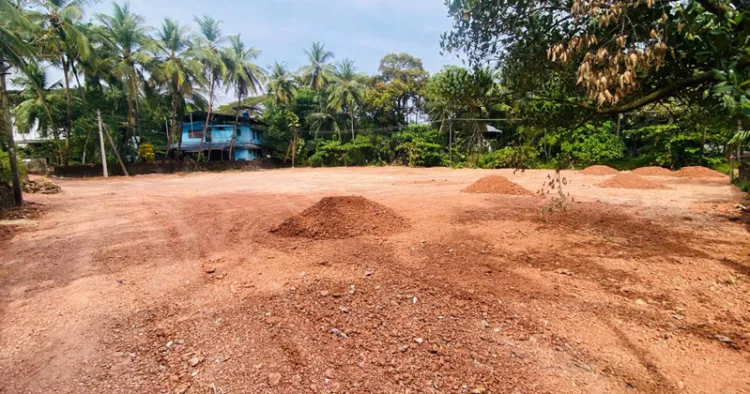 പഴയങ്ങാടി റെയില്‍വ്വേ സ്റ്റേഷനും പ്രതിഭാ ടാക്കീസിനും ഇടയിലുള്ള തണ്ണീര്‍തടം നികത്തുന്നു