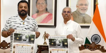 ലോക്ഭവന്‍ പുറത്തിറക്കിയ കലണ്ടറിന്റെ പ്രകാശനം ഗവര്‍ണര്‍ രാജേന്ദ്ര വിശ്വനാഥ് ആര്‍ലേക്കര്‍ കേന്ദ്രമന്ത്രി സുരേഷ്‌ഗോപിക്ക് നല്‍കി നിര്‍വ്വഹിക്കുന്നു