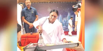 അമൃതപുരി ആശ്രമത്തില്‍ നടന്ന ക്രിസ്തുമസ് ആഘോഷങ്ങളുടെ ഭാഗമായി മാതാ അമൃതാനന്ദമയി ദേവി ക്രിസ്തുമസ് കേക്ക് മുറിച്ച് ഭക്തര്‍ക്ക് വിതരണം ചെയ്യുന്നു