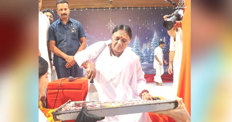 അമൃതപുരി ആശ്രമത്തില്‍ നടന്ന ക്രിസ്തുമസ് ആഘോഷങ്ങളുടെ ഭാഗമായി മാതാ അമൃതാനന്ദമയി ദേവി ക്രിസ്തുമസ് കേക്ക് മുറിച്ച് ഭക്തര്‍ക്ക് വിതരണം ചെയ്യുന്നു