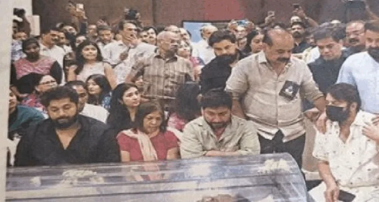 മാതൃഭൂമി ദിനപത്രം പ്രസിദ്ധീകരിച്ച ചിത്രം. ഈ ചിത്രത്തിന്‍റെഅടിക്കുറിപ്പിലാണ് നടന്‍ ദിലീപിന്‍റെ പേര് ഒഴിവാക്കിയത്.