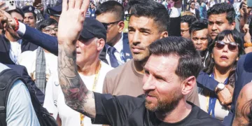 കൊല്‍ക്കത്തയിലെ വിവൈബികെയിലെത്തിയ ലയണല്‍ മെസി ആരാധകരെ അഭിവാദ്യം ചെയ്യുന്നു. ലൂയി സുവാരസ് സമീപം