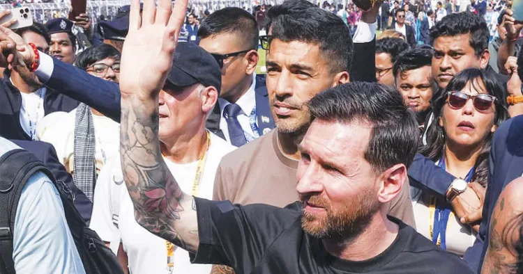 കൊല്‍ക്കത്തയിലെ വിവൈബികെയിലെത്തിയ ലയണല്‍ മെസി ആരാധകരെ അഭിവാദ്യം ചെയ്യുന്നു. ലൂയി സുവാരസ് സമീപം