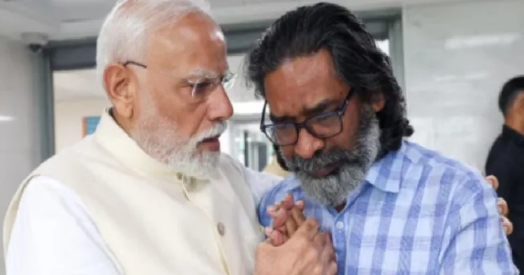 ജാര്ഖണ്ഡ് മുഖ്യമന്ത്രി ഹേമന്ത് സോറന്റെ പിതാവ് ഷിബുസോറന് അന്തരിച്ചപ്പോള് അവിടെ എത്തിയ മോദിയെക്കണ്ട് വിതുമ്പുന്ന ഹേമന്ത് സോറന്