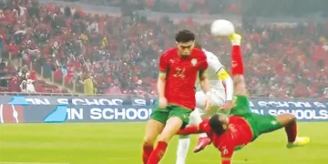 ആഫ്രിക്ക കപ്പ് ഓഫ് നേഷന്‍സിലെ ആദ്യ മത്സരത്തില്‍ മൊറോക്കോ താരം അയൂബ് എല്‍ കാബി ബൈസിക്കിള്‍ കിക്കിലൂടെ ഗോള്‍ നേടുന്നു