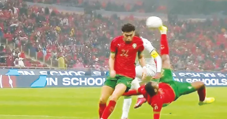 ആഫ്രിക്ക കപ്പ് ഓഫ് നേഷന്‍സിലെ ആദ്യ മത്സരത്തില്‍ മൊറോക്കോ താരം അയൂബ് എല്‍ കാബി ബൈസിക്കിള്‍ കിക്കിലൂടെ ഗോള്‍ നേടുന്നു