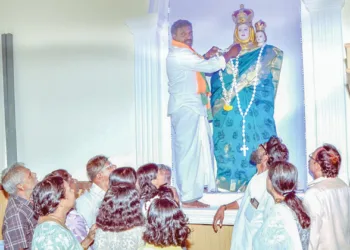 പള്ളിപ്പുറം ഗ്രാമപഞ്ചായത്ത് ഒന്നാം വാര്‍ഡ് മുനമ്പത്ത് വിജയിച്ച കുഞ്ഞുമോന്‍ അഗസ്റ്റിന്‍ വേളാങ്കണ്ണി പള്ളിയില്‍ മാതാവിന് പൂമാല ചാര്‍ത്തി അനുഗ്രഹം തേടുന്നു