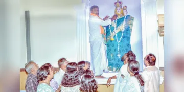 പള്ളിപ്പുറം ഗ്രാമപഞ്ചായത്ത് ഒന്നാം വാര്‍ഡ് മുനമ്പത്ത് വിജയിച്ച കുഞ്ഞുമോന്‍ അഗസ്റ്റിന്‍ വേളാങ്കണ്ണി പള്ളിയില്‍ മാതാവിന് പൂമാല ചാര്‍ത്തി അനുഗ്രഹം തേടുന്നു