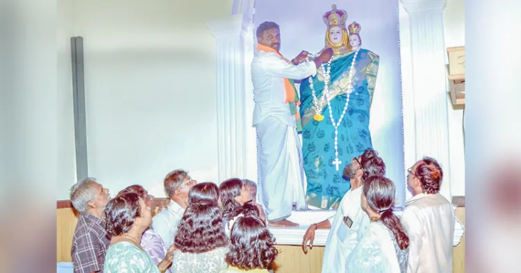 പള്ളിപ്പുറം ഗ്രാമപഞ്ചായത്ത് ഒന്നാം വാര്‍ഡ് മുനമ്പത്ത് വിജയിച്ച കുഞ്ഞുമോന്‍ അഗസ്റ്റിന്‍ വേളാങ്കണ്ണി പള്ളിയില്‍ മാതാവിന് പൂമാല ചാര്‍ത്തി അനുഗ്രഹം തേടുന്നു