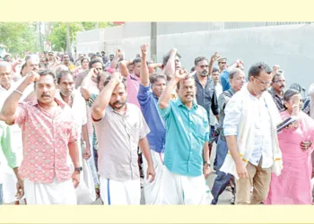 ഭൂസംരക്ഷണ വേദിയുടെ നിലപാടില്‍ പ്രതിഷേധിച്ച് മന്ത്രിമാര്‍ പങ്കെടുക്കുന്ന വേദിവിട്ടിറിങ്ങിയ ജനങ്ങള്‍ മുദ്രാവാക്യം വിളിച്ച് സമരപ്പന്തലിലേക്ക് നീങ്ങുന്നു