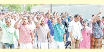 ഭൂസംരക്ഷണ വേദിയുടെ നിലപാടില്‍ പ്രതിഷേധിച്ച് മന്ത്രിമാര്‍ പങ്കെടുക്കുന്ന വേദിവിട്ടിറിങ്ങിയ ജനങ്ങള്‍ മുദ്രാവാക്യം വിളിച്ച് സമരപ്പന്തലിലേക്ക് നീങ്ങുന്നു