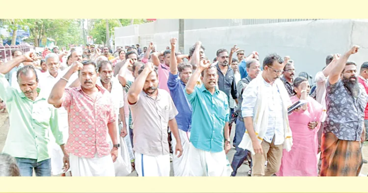ഭൂസംരക്ഷണ വേദിയുടെ നിലപാടില്‍ പ്രതിഷേധിച്ച് മന്ത്രിമാര്‍ പങ്കെടുക്കുന്ന വേദിവിട്ടിറിങ്ങിയ ജനങ്ങള്‍ മുദ്രാവാക്യം വിളിച്ച് സമരപ്പന്തലിലേക്ക് നീങ്ങുന്നു