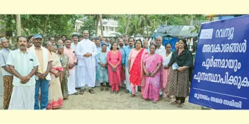 മുനമ്പത്ത് പിന്തുണയുമായെത്തിയ കോട്ടപ്പുറം രൂപത പ്രീസ്റ്റ് ഇന്‍ചാര്‍ജ് ഫാ. ഫ്രാന്‍സിസ് താനിയത്ത് സമരം ചെയ്യുന്ന ജനങ്ങള്‍ക്കൊപ്പം