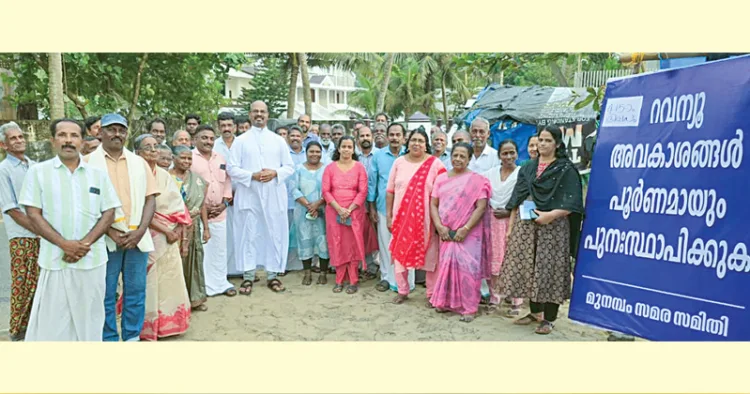 മുനമ്പത്ത് പിന്തുണയുമായെത്തിയ കോട്ടപ്പുറം രൂപത പ്രീസ്റ്റ് ഇന്‍ചാര്‍ജ് ഫാ. ഫ്രാന്‍സിസ് താനിയത്ത് സമരം ചെയ്യുന്ന ജനങ്ങള്‍ക്കൊപ്പം