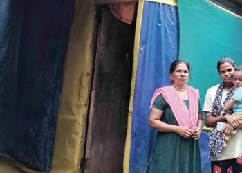 ടാര്‍പോളിന്‍ കൊണ്ട് നാലുവശവും മറച്ച കൂരയ്ക്ക് മുന്നില്‍ സുനിതയും മകള്‍ ശരണ്യയും ഒന്നര വയസ്സുള്ള മകനും