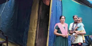 ടാര്‍പോളിന്‍ കൊണ്ട് നാലുവശവും മറച്ച കൂരയ്ക്ക് മുന്നില്‍ സുനിതയും മകള്‍ ശരണ്യയും ഒന്നര വയസ്സുള്ള മകനും