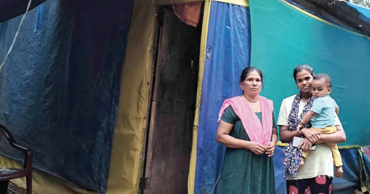 ടാര്‍പോളിന്‍ കൊണ്ട് നാലുവശവും മറച്ച കൂരയ്ക്ക് മുന്നില്‍ സുനിതയും മകള്‍ ശരണ്യയും ഒന്നര വയസ്സുള്ള മകനും