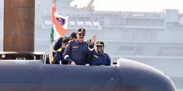 കര്‍ണാടകയിലെ കാര്‍വാര്‍ നാവികസേനാ താവളത്തില്‍ ഐഎന്‍എസ് വാഘ്ഷീര്‍ അന്തര്‍വാഹിനി സന്ദര്‍ശിച്ച രാഷ്ട്രപതി
ദ്രൗപദി മുര്‍മു, നാവിക സേനാ മേധാവി അഡ്മിറല്‍ ദിനേശ് കെ. ത്രിപാഠിക്കൊപ്പം നാവികരെ അഭിവാദ്യം ചെയ്യുന്നു