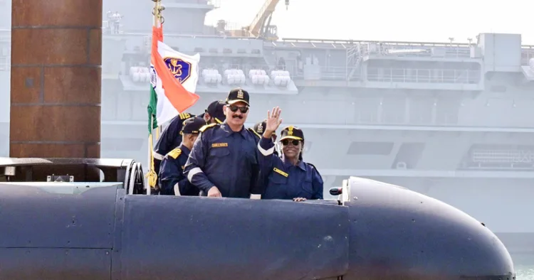 കര്‍ണാടകയിലെ കാര്‍വാര്‍ നാവികസേനാ താവളത്തില്‍ ഐഎന്‍എസ് വാഘ്ഷീര്‍ അന്തര്‍വാഹിനി സന്ദര്‍ശിച്ച രാഷ്ട്രപതി
ദ്രൗപദി മുര്‍മു, നാവിക സേനാ മേധാവി അഡ്മിറല്‍ ദിനേശ് കെ. ത്രിപാഠിക്കൊപ്പം നാവികരെ അഭിവാദ്യം ചെയ്യുന്നു