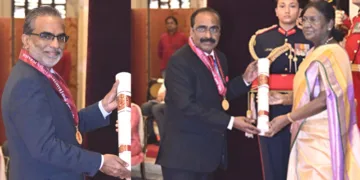 ഐഐടി മദ്രാസ് പ്രൊഫസര്‍ പ്രദീപ് തളപ്പില്‍, ബെംഗളുരൂ ഐഎസ്ആര്‍ഒ ശാസ്ത്രജ്ഞന്‍ എന്‍. ജയന്‍ എന്നിവര്‍ രാഷ്ട്രപതി ദ്രൗപദി മുര്‍മുവില്‍ നിന്ന് വിജ്ഞാന്‍ശ്രീ പുരസ്‌കാരം ഏറ്റുവാങ്ങിയപ്പോള്‍.