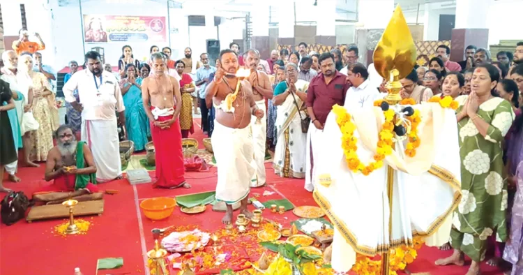 അന്താരാഷ്ട്ര മുരുകഭക്ത സമ്മേളനത്തോടനുബന്ധിച്ച് എറണാകുളം ശിവക്ഷേത്രഹാളില്‍ നടന്ന മഹാശക്തിവേല്‍ പൂജ