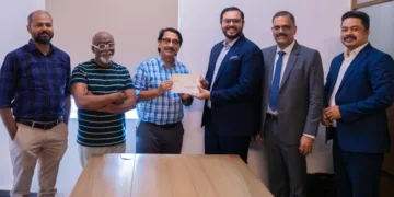 കൊച്ചി മുസിരീസ് ബിനാലെയ്ക്കുള്ള എം.എ. യൂസഫലിയുടെ സാമ്പത്തിക സഹായം ഒരു കോടി രൂപയുടെ ചെക്ക് ലുലു ഗ്രൂപ്പ് ഇന്ത്യ സിഒഒ ആന്‍ഡ് ഡയറക്ടര്‍ ഫഹാസ് അഷറഫ് ബിനാലെ ചെയര്‍പേഴ്‌സണ്‍ വി. വേണുവിന് കൈമാറുന്നു. ബിനാലെ ഫൗണ്ടേഷന്‍ സിഇഒ തോമസ് വര്‍ഗീസ്, പ്രസിഡന്റ് ബോസ് കൃഷ്ണമാചാരി, ലുലു ഇന്ത്യ മീഡിയ ഹെഡ് എന്‍.ബി സ്വരാജ്, മാനേജര്‍ വി. പീതാംബരന്‍ എന്നിവര്‍ സമീപം