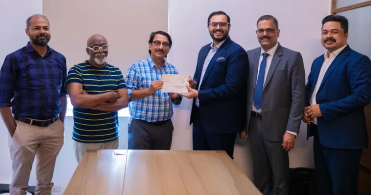 കൊച്ചി മുസിരീസ് ബിനാലെയ്ക്കുള്ള എം.എ. യൂസഫലിയുടെ സാമ്പത്തിക സഹായം ഒരു കോടി രൂപയുടെ ചെക്ക് ലുലു ഗ്രൂപ്പ് ഇന്ത്യ സിഒഒ ആന്ഡ് ഡയറക്ടര് ഫഹാസ് അഷറഫ് ബിനാലെ ചെയര്പേഴ്സണ് വി. വേണുവിന് കൈമാറുന്നു. ബിനാലെ ഫൗണ്ടേഷന് സിഇഒ തോമസ് വര്ഗീസ്, പ്രസിഡന്റ് ബോസ് കൃഷ്ണമാചാരി, ലുലു ഇന്ത്യ മീഡിയ ഹെഡ് എന്.ബി സ്വരാജ്, മാനേജര് വി. പീതാംബരന് എന്നിവര് സമീപം