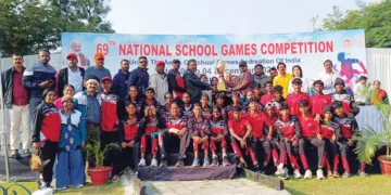 ദേശീയ സ്‌കൂള്‍ സബ്ജൂനിയര്‍ അത്‌ലറ്റിക്‌സില്‍ ഓവറോള്‍ ചാമ്പ്യന്മാരായ കേരള കൗമാര താരങ്ങള്‍ ട്രോഫി ഏറ്റുവാങ്ങുന്നു