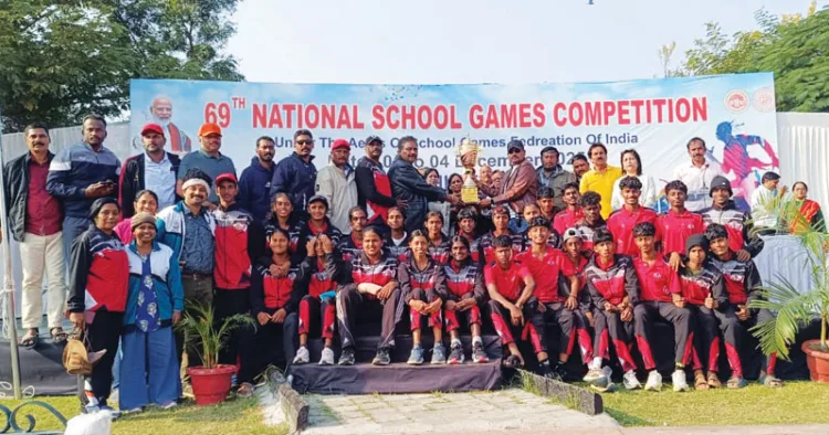 ദേശീയ സ്‌കൂള്‍ സബ്ജൂനിയര്‍ അത്‌ലറ്റിക്‌സില്‍ ഓവറോള്‍ ചാമ്പ്യന്മാരായ കേരള കൗമാര താരങ്ങള്‍ ട്രോഫി ഏറ്റുവാങ്ങുന്നു