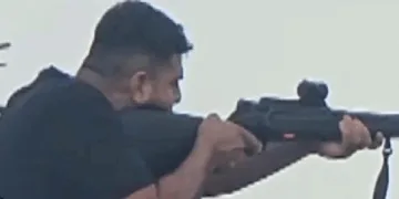 ആസ്ത്രേല്യയിലെ ജൂതരുടെ ബീച്ചായ ബോണ്ടി ബീച്ചില്‍ ഭീകരാക്രമണത്തിന്‍റെ ഭാഗമായി ജൂതര്‍ക്ക് നേരെ വെടിവെപ്പ് നടത്തിയ മകന്‍ നവീദ് അക്രം