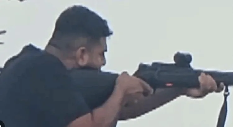 ആസ്ത്രേല്യയിലെ ജൂതരുടെ ബീച്ചായ ബോണ്ടി ബീച്ചില്‍ ഭീകരാക്രമണത്തിന്‍റെ ഭാഗമായി ജൂതര്‍ക്ക് നേരെ വെടിവെപ്പ് നടത്തിയ മകന്‍ നവീദ് അക്രം