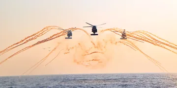 നാവികസേനാ ദിനാചരണത്തോടനുബന്ധിച്ചു തിരുവനന്തപുരം ശംഖുംമുഖത്ത് നടന്ന പരിപാടികള്‍ ഉദ്ഘാടനം ചെയ്യാനെത്തിയ രാഷ്ട്രപതി ദ്രൗപദി മുര്‍മുവിന് അഭിവാദ്യമര്‍പ്പിക്കുന്ന ഹെലികോപ്റ്ററുകള്‍