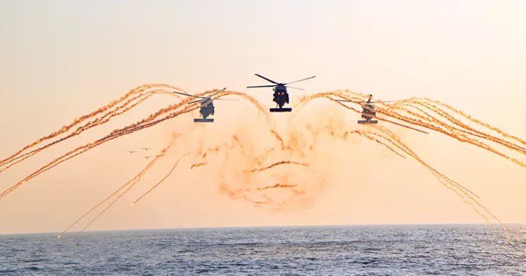 നാവികസേനാ ദിനാചരണത്തോടനുബന്ധിച്ചു തിരുവനന്തപുരം ശംഖുംമുഖത്ത് നടന്ന പരിപാടികള്‍ ഉദ്ഘാടനം ചെയ്യാനെത്തിയ രാഷ്ട്രപതി ദ്രൗപദി മുര്‍മുവിന് അഭിവാദ്യമര്‍പ്പിക്കുന്ന ഹെലികോപ്റ്ററുകള്‍