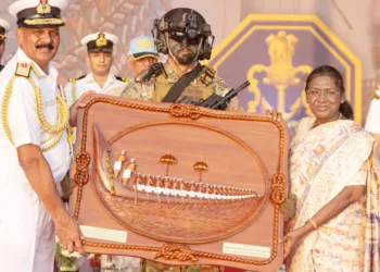 നാവികസേനാ ദിനാചരണത്തോടനുബന്ധിച്ചു തിരുവനന്തപുരം ശംഖുംമുഖത്ത് നടന്ന പരിപാടികള്‍ ഉദ്ഘാടനം ചെയ്യാനെത്തിയ രാഷ്ട്രപതി ദ്രൗപതി മുര്‍മുവിന് ഉപഹാരം സമ്മാനിക്കുന്ന നാവികസേനാ മേധാവി അഡ്മിറല്‍ ദിനേശ് കെ. ത്രിപാഠി