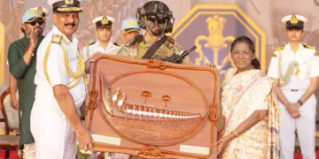 നാവികസേനാ ദിനാചരണത്തോടനുബന്ധിച്ചു തിരുവനന്തപുരം ശംഖുംമുഖത്ത് നടന്ന പരിപാടികള്‍ ഉദ്ഘാടനം ചെയ്യാനെത്തിയ രാഷ്ട്രപതി ദ്രൗപതി മുര്‍മുവിന് ഉപഹാരം സമ്മാനിക്കുന്ന നാവികസേനാ മേധാവി അഡ്മിറല്‍ ദിനേശ് കെ. ത്രിപാഠി