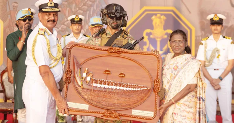 നാവികസേനാ ദിനാചരണത്തോടനുബന്ധിച്ചു തിരുവനന്തപുരം ശംഖുംമുഖത്ത് നടന്ന പരിപാടികള്‍ ഉദ്ഘാടനം ചെയ്യാനെത്തിയ രാഷ്ട്രപതി ദ്രൗപതി മുര്‍മുവിന് ഉപഹാരം സമ്മാനിക്കുന്ന നാവികസേനാ മേധാവി അഡ്മിറല്‍ ദിനേശ് കെ. ത്രിപാഠി