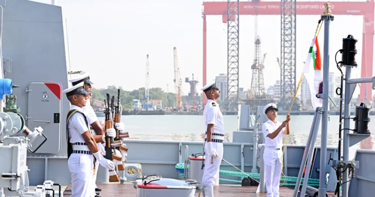 കൊച്ചി ദക്ഷിണ നാവിക സേനാകേന്ദ്രത്തില്‍ നടന്ന ഡൈവിങ് സപ്പോര്‍ട്ട് ക്രാഫ്റ്റ് കമ്മീഷന്‍ ചടങ്ങില്‍ നിന്ന്