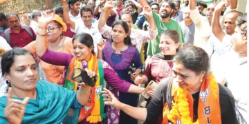 നവ്യാ ഹരിദാസും ജിഷ ശബരീഷും പ്രവര്‍ത്തകരോടൊപ്പം ആഹ്ലാദം പങ്കിടുന്നു