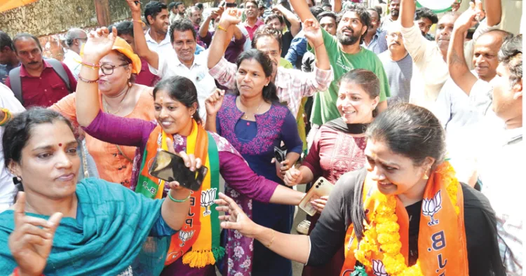 നവ്യാ ഹരിദാസും ജിഷ ശബരീഷും പ്രവര്‍ത്തകരോടൊപ്പം ആഹ്ലാദം പങ്കിടുന്നു