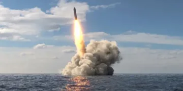 ഈയിടെ ഇന്ത്യ മുങ്ങിക്കപ്പലില്‍ നിന്നും വിക്ഷേപിച്ച ആണവസ്ഫോടകവസ്തുക്കള്‍ നിറച്ച ബലിസ്റ്റിക് മിസൈല്‍ കടലിനടിയില്‍ നിന്നും ഉയര്‍ന്നുപൊങ്ങുന്നു