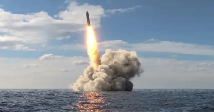 ഈയിടെ ഇന്ത്യ മുങ്ങിക്കപ്പലില്‍ നിന്നും വിക്ഷേപിച്ച ആണവസ്ഫോടകവസ്തുക്കള്‍ നിറച്ച ബലിസ്റ്റിക് മിസൈല്‍ കടലിനടിയില്‍ നിന്നും ഉയര്‍ന്നുപൊങ്ങുന്നു